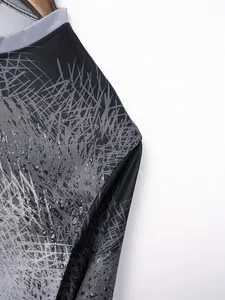 Primo piano dettagliato del colletto alla coreana e della stampa sfumata su questo pullover da uomo