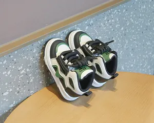 Elegantes zapatillas altas para niños en bloque de color verde y negro