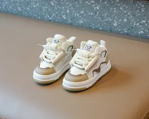 Vista detallada de zapatillas altas para niños con cordones gruesos y detalles beige.