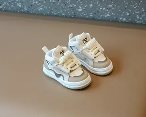 Zapatillas altas chunky para niños en beige y blanco roto con cordones de cuerda