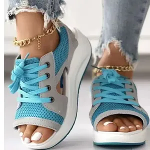 Primer plano de zapatillas con plataforma de malla azul y ribetes grises con cordones.