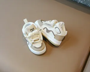 Vista detallada de las elegantes zapatillas altas de suela gruesa para niños con cordones