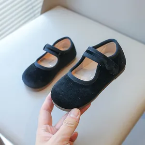 Elegantes zapatos Mary Jane de terciopelo negro para niñas con suela blanda y botón retro