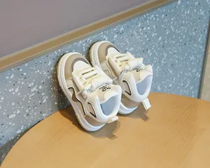 Zapatillas altas infantiles en crema y caqui con cordones gruesos de diseño elegante
