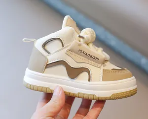 Vista detallada de zapatillas altas para niños en beige y marrón, diseño retro chic.