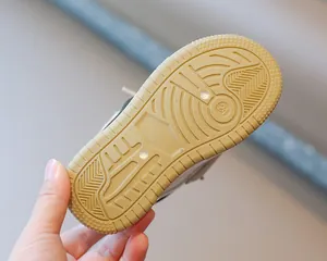 Primer plano de la suela de goma antideslizante para zapatillas de niño talla 24