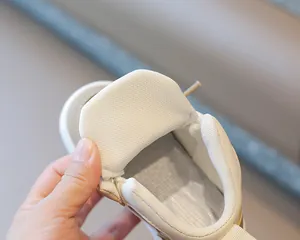 Vista detallada del forro de malla transpirable y la lengüeta acolchada de las zapatillas infantiles