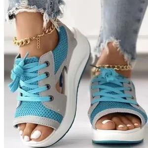 Sandalias de cuña de malla azul con suela de plataforma blanca y diseño con cordones