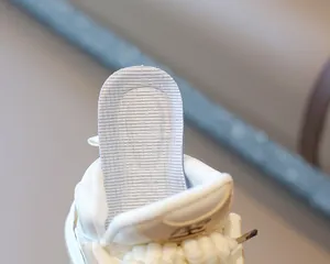 Primer plano detallado de la plantilla de malla transpirable en zapatillas altas infantiles