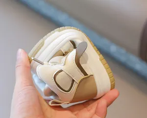 Primer plano de la suela flexible y antideslizante de una zapatilla deportiva infantil.