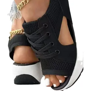 Sandalias deportivas de plataforma con malla negra, cordones y punta abierta para mujer