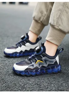 Dettaglio ravvicinato delle scarpe sportive per bambini con sistema a fibbia rotante blu.