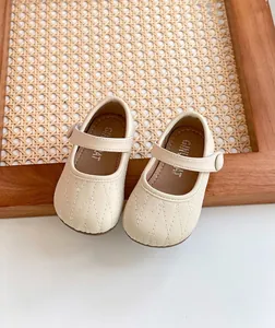 Zapatos de paseo Mary Jane color crema para bebés niñas con costuras acolchadas