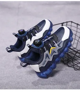 Vista laterale di scarpe da corsa per bambini con suola blu a bolle d'aria