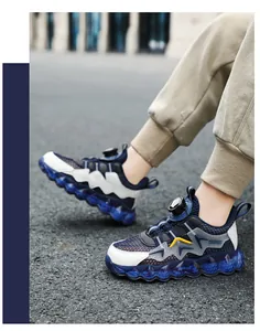 Vista dettagliata delle sneakers traspiranti in mesh blu da bambino con chiusura a fibbia rotante
