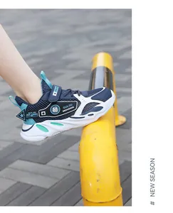 Seitenansicht von leichten blauen Mesh-Sportschuhen für Jungen zum Laufen