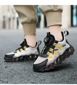 Primo piano di sneakers in mesh da ragazzo con sistema a fibbia rotante su asfalto