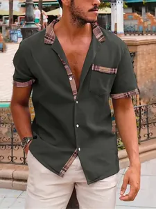 Elegante camisa casual para hombre en verde oscuro con detalles de retazos a cuadros