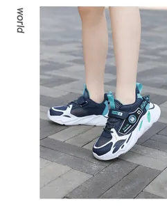 Detailansicht der atmungsaktiven blau-weißen Mesh-Laufschuhe für Jungen im Freien