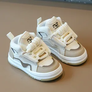 Elegantes zapatillas altas para niños en crema y caqui con cordones de cuerda gruesos