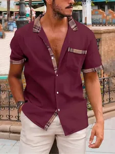 Detalle de camisa informal granate para hombre con adornos de cuadros en cuello y bolsillo