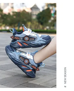 Detailansicht der leichten, atmungsaktiven Mesh-Laufschuhe für Jungen in Blau und Orange