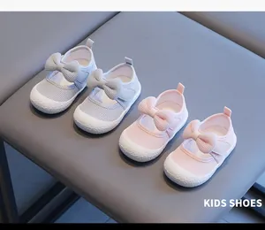 Graue und rosa Lauflernschuhe für Kleinkinder mit Schleifen und atmungsaktivem Mesh