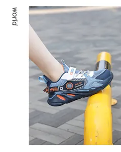 Detailansicht blauer atmungsaktiver Mesh-Schuhe für Jungen mit weicher Sohle für Sommer