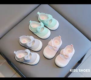 Detail von atmungsaktiven Netz-Lauflernschuhen mit Schleifen in verschiedenen Farben.