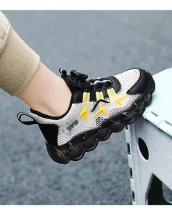 Dettaglio scarpe da corsa per bambini con mesh traspirante e fibbia rotante