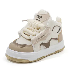 Zapatillas deportivas altas para niños en crema y beige con cordones gruesos de cuerda