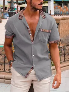 Vista detallada del cuello y bolsillo con parches de cuadros en camisa gris para hombre