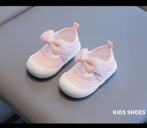 Detailansicht der rosa atmungsaktiven Mesh-Lauflernschuhe für Kleinkinder mit Schleife