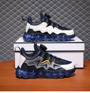 Dettaglio di sneaker in mesh blu da bambino con pratica e moderna chiusura a rotella.