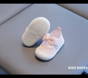 Detailansicht der rosa Baby-Lauflernschuhe mit Schleife und rutschfester Sohle
