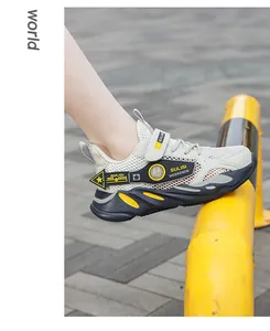 Detailansicht der leichten und atmungsaktiven Mesh-Sneaker für Jungen mit gelben Akzenten