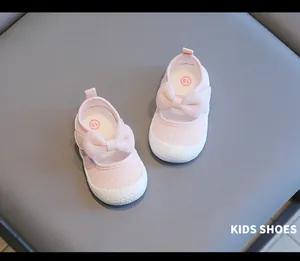 Detailansicht von rosa Lauflernschuhen für Mädchen mit Schleife und atmungsaktivem Mesh.