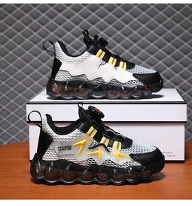 Vista dettagliata delle scarpe da corsa per ragazzi con tomaia in mesh e fibbia