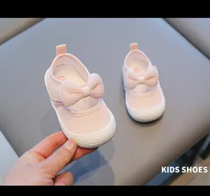 Detailansicht rosa Baby-Lauflernschuhe aus Mesh mit niedlicher Schleifenverzierung