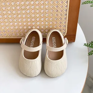 Elegantes zapatos Mary Jane para bebé en beige con diseño acolchado
