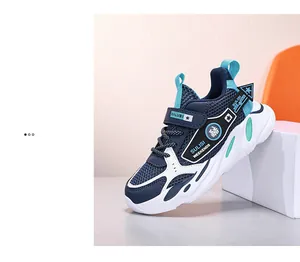 Detailansicht der atmungsaktiven dunkelblauen Mesh-Laufschuhe für sportliche Jungen