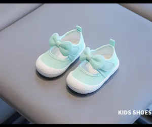 Nahaufnahme der mintgrünen, atmungsaktiven Mesh-Lauflernschuhe für Mädchen mit Schleife.