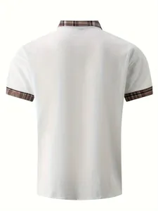 Vista trasera de camisa casual blanca de manga corta con cuello y puños de cuadros