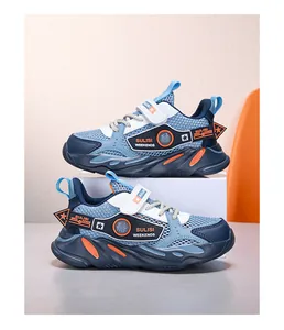 Detail der atmungsaktiven blauen Mesh-Sneaker für Jungen mit orangefarbenen Akzenten