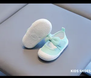 Detail von mintgrünen Lauflernschuhen für Mädchen mit atmungsaktivem Mesh