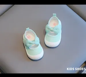 Draufsicht auf minzgrüne Mesh-Lauflernschuhe für Mädchen mit Schleife und Softsohle.