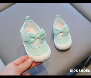Nahaufnahme von minzgrünen Lauflernschuhen für Mädchen mit atmungsaktivem Mesh und Schleife