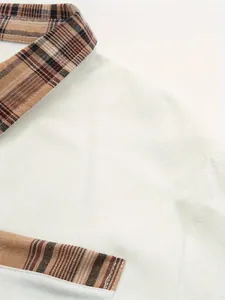 Vista detallada de camisa blanca informal para hombre con cuello a cuadros y ribete de bolsillo