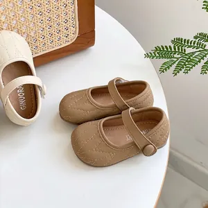 Zapatos de princesa acolchados para niñas con suela blanda en colores crema y marrón.