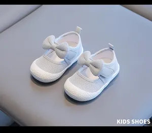 Detailansicht von hellblauen Lauflernschuhen für Mädchen mit Netz und Schleife